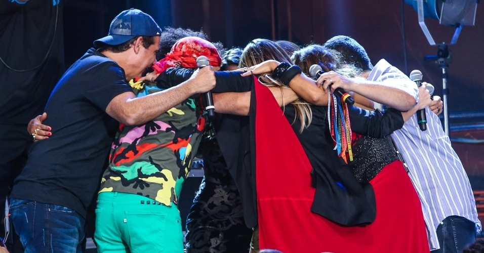 2.abr.2015 - Cantores se unem em um abraço coletivo no palco do "Altas Horas" na homenagem aos 30 anos do Axé Music, nesta quinta-feira