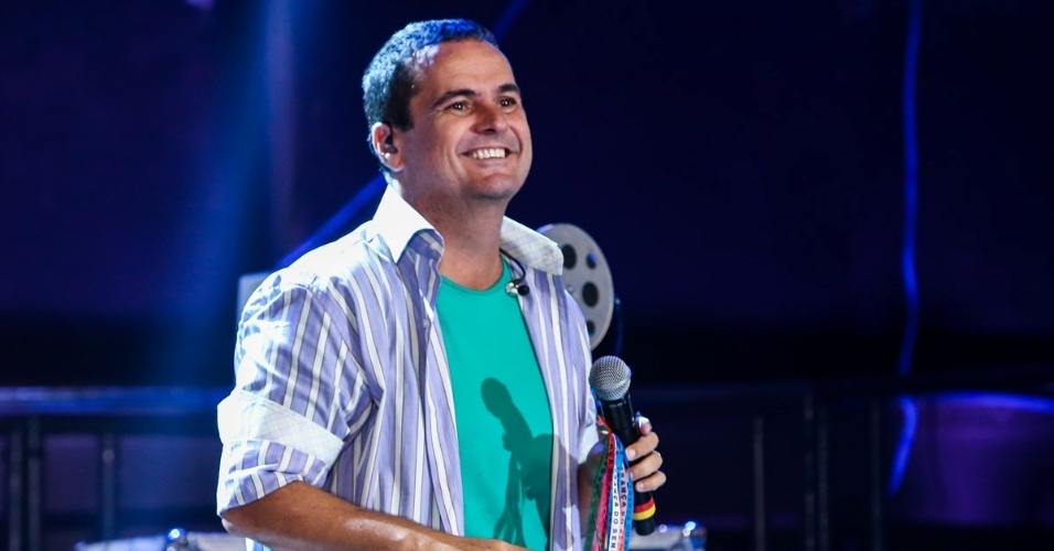 2.abr.2015 - Ricardo Chaves se apresenta no palco do "Altas Horas" para prestar uma homenagem aos 30 anos do Axé Music, nesta quinta-feira