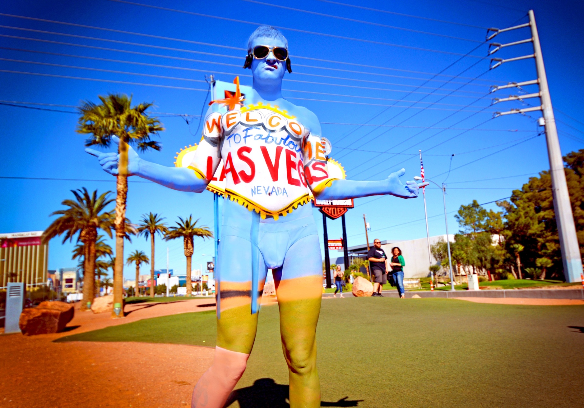 A artista Natalie Fletchers, especializada em pintura corporal, está viajando pelos Estados Unidos e transformando pessoas em paisagens. Aqui, ela "insere" a pessoa na famosa placa de boas-vindas da cidade de Las Vegas - Caters News/The Grosby Group