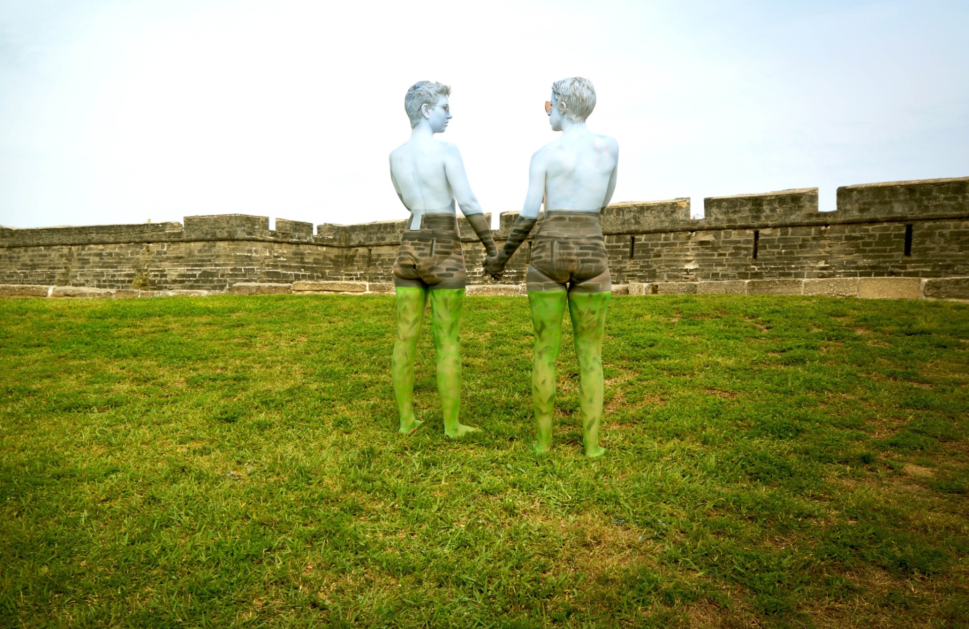 Em seu projeto "100 Bodies Across America", a artista Natalie Fletchers pinta os corpos das pessoas para misturá-los a paisagens de turismo, florestas, ruínas e áeras rurais dos EUA. - Caters News/The Grosby Group