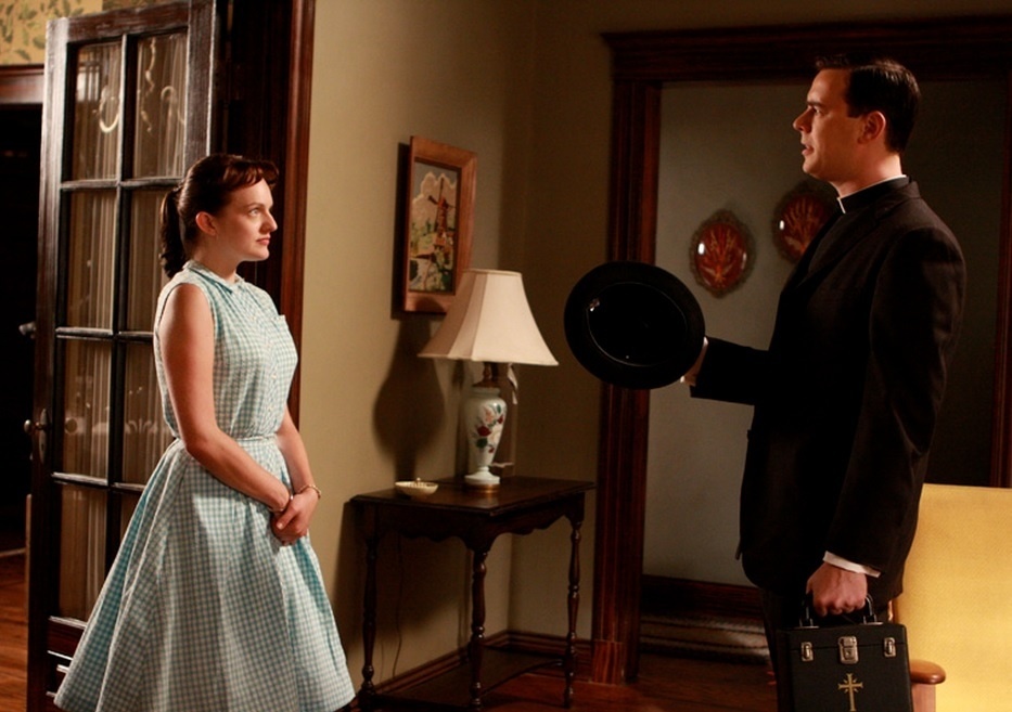 Father Gill (Colin Hanks) and Peggy Olson (Elisabeth Moss) in Episode 8.