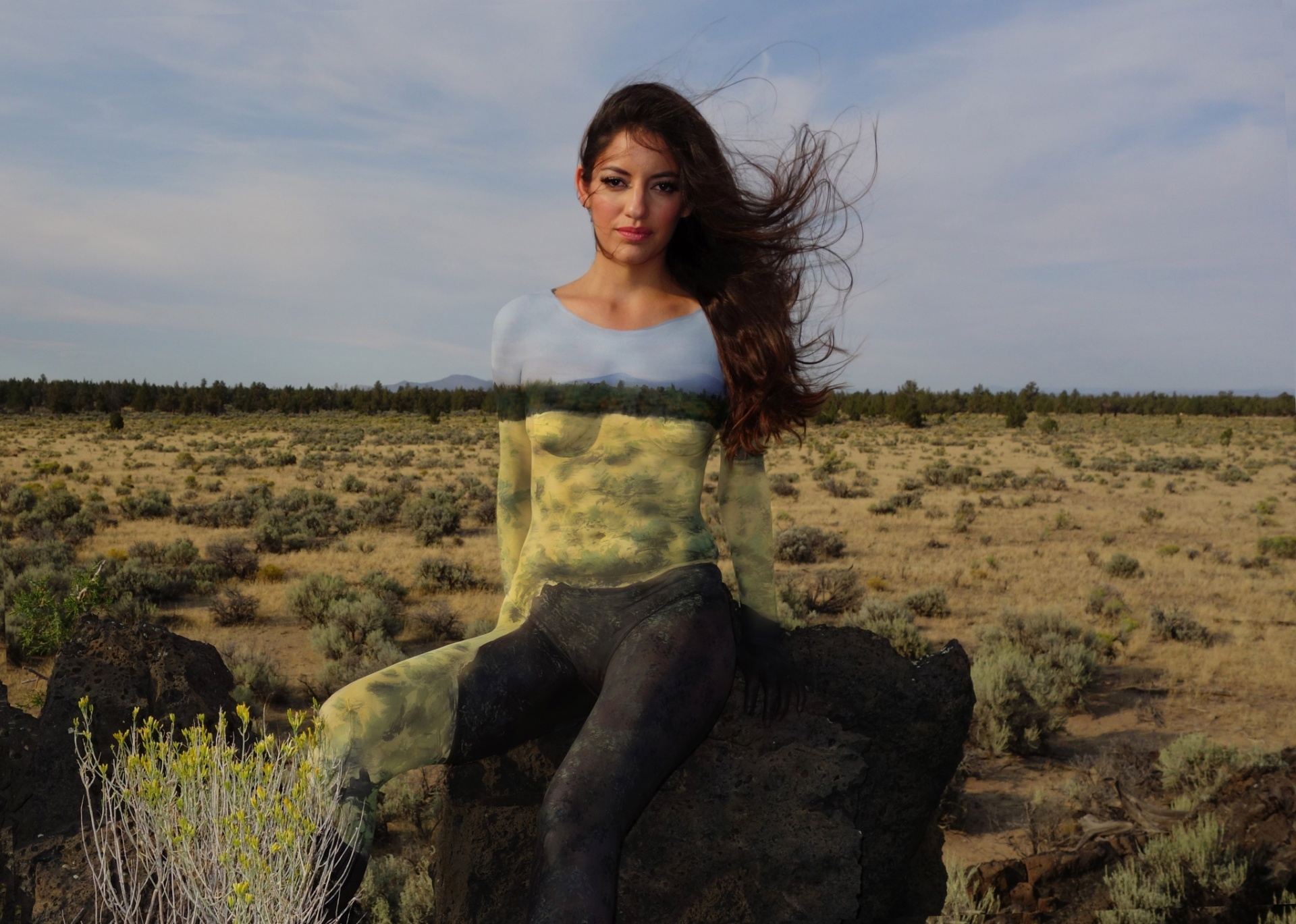 Mulher posa para retrato da série "100 Bodies Across America", da americana Natalie Fletchers. A artista viaja pelos EUA escolhendo pessoas comuns - ela não trabalha com modelos - e inserindo-as em paisagens - Caters News/The Grosby Group