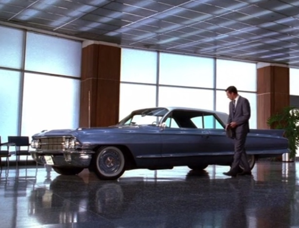 No episódio "The Gold Violin", na segunda temporada de "Mad Men", Don aparece em uma concessionária de carros namorando um enorme Cadillac
