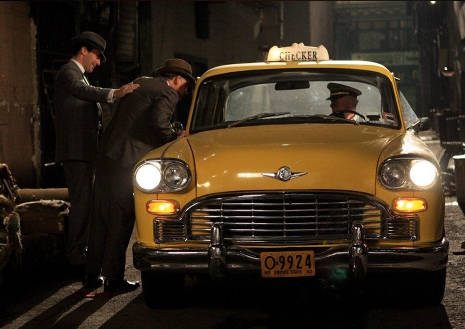 Os modelos dos carros são uma atração à parte na série: o táxi Cheker Marathon é um deles