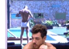 Enquanto Cézar fica pensativo, Fernando circula pelo jardim de sunga branca - Reprodução/TV Globo