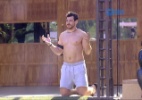 Cézar segue seu ritual diário e reza ajoelhado ao lado da estátua no jardim - Reprodução/TV Globo