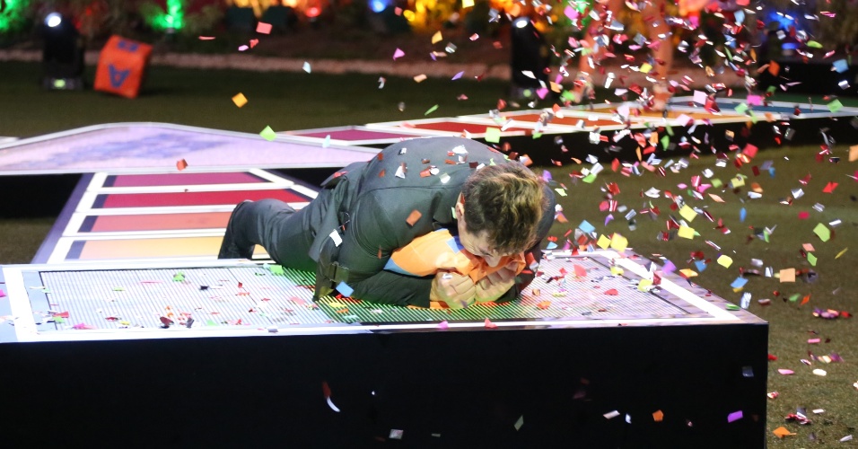 4.abr.2015 - Cézar deita no chão após vitória