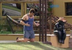 Antes de rezar, Cézar fala com estátua: "Bom dia, Fidêncio, meu amiguinho" - Reprodução/TV Globo