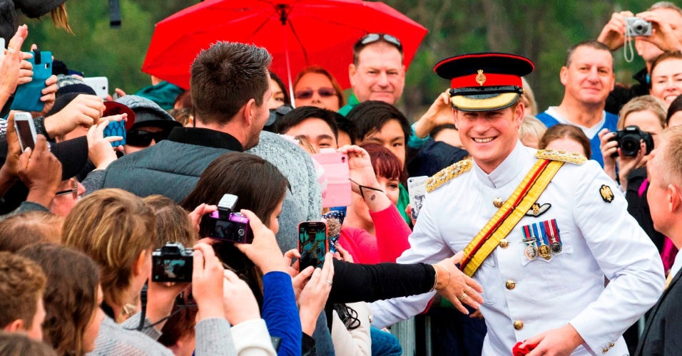 6.abr.2015 - O príncipe Harry foi recebido por uma multidão de fãs em sua visita ao Memorial de Guerra da Austrália. Harry está no país para se apresentar às forças de defesa australianas, onde atuará como capitão de Gales