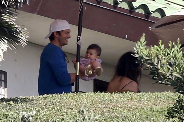 Ashton Kutcher apresenta a filha a Bono e Gwyneth Paltrow em festa