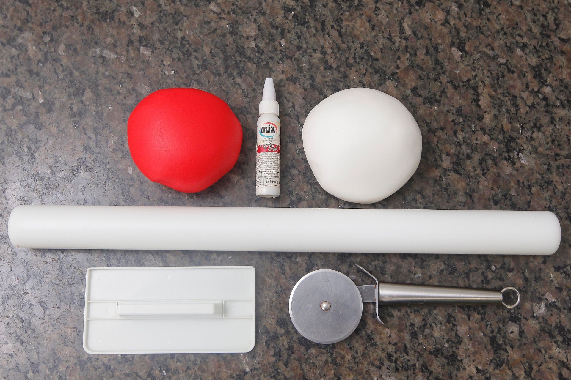 passo a passo bolo peppa | Para a Peppa começar a tomar forma, as partes do bolo cortadas nos formatos de cabeça e corpo serão revestidas com pasta americana. Para a cabeça, você vai precisar de 500 gramas de pasta americana branca e duas gotas de corante vermelho cor Natal. Para o corpo, 400 gramas de pasta americana vermelha - Reinaldo Canato/UOL