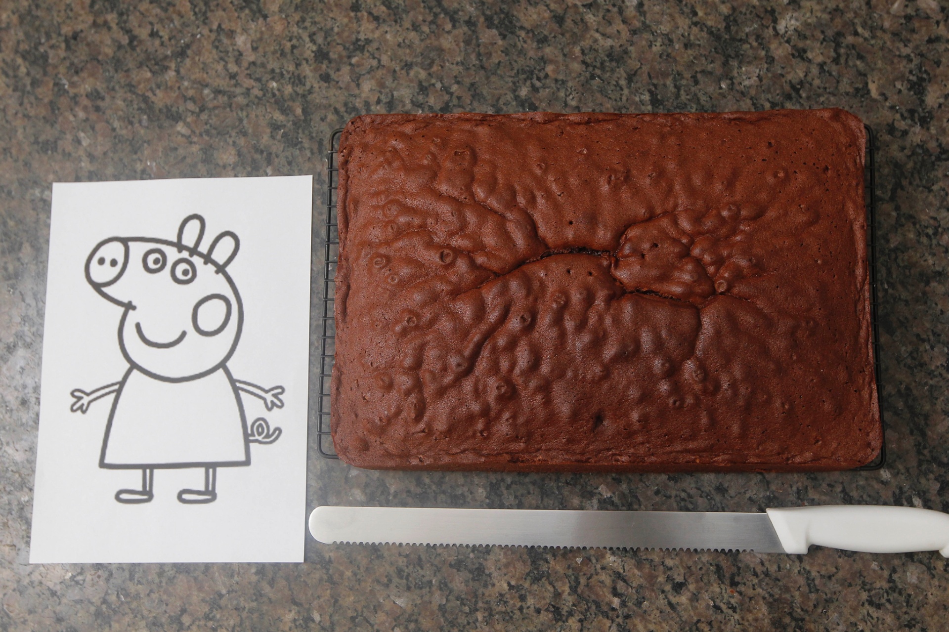 passo a passo bolo peppa | Para fazer o bolo no formato da Peppa Pig, você vai precisar de um bolo com 26 cm de largura, 38 cm de comprimento e 6 cm de altura, uma faca com serra e um desenho da personagem (que pode ser conseguido na internet), que será usado como molde - Reinaldo Canato/UOL