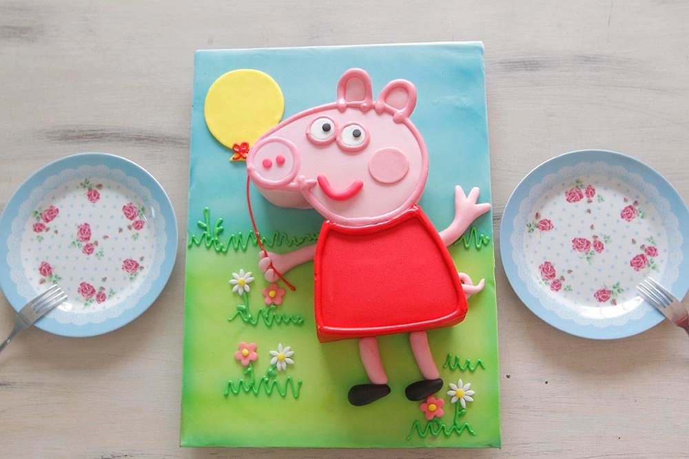 passo a passo bolo peppa | Sucesso entre as crianças pequenas, Peppa Pig é um dos temas preferidos de festas de aniversário. A seguir, a confeiteira Drica Moraes, da Drica Cake Confeitaria Artesanal (dricamoraescakedesigner.blogspot.com.br/), ensina a fazer um bolo no formato da porquinha. Fique de olho nas dicas da especialista para evitar que ele vire uma piada como as que circulam na internet com exemplos desastrosos - Reinaldo Canato/UOL