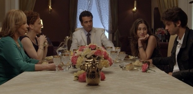 Rafael (Chay Suede) é expulso de jantar na casa da família Pimenta em "Babilônia"
