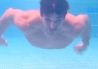 Antes de pular na piscina, Cézar diz: "Amanda só pensa no homem dela" - Reprodução/TV Globo