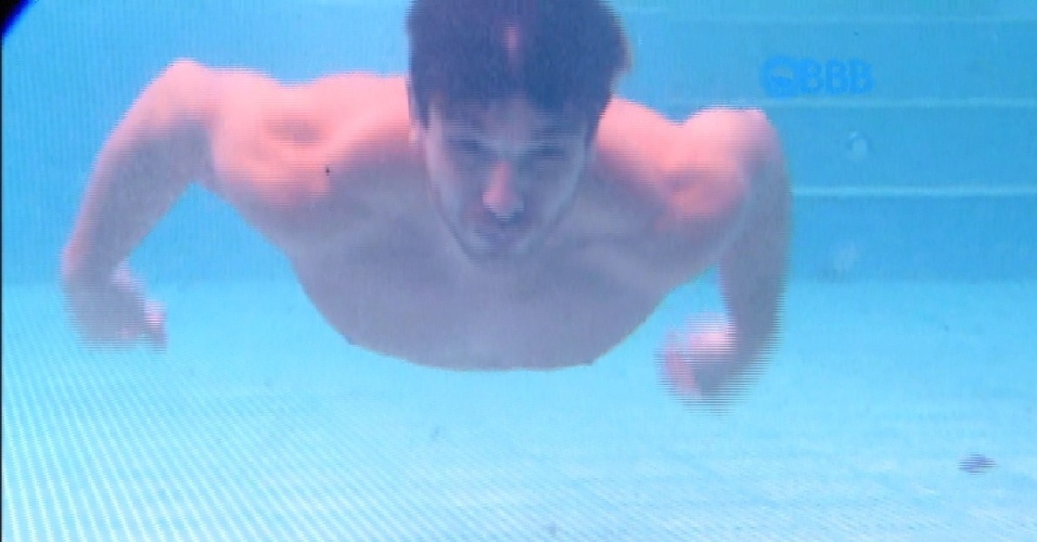 7.abr.2015 - Finalista do "BBB15", Cézar mergulha na piscina