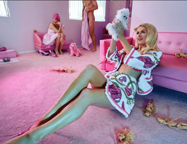 7.abr.2015 - Paris Hilton posta foto vestida de Barbie para a grife Moschino para a edição de março da revista ODDA, no Instagram