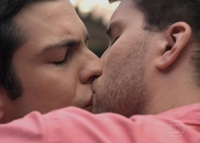 Beijo de Félix e Niko em Amor a Vida