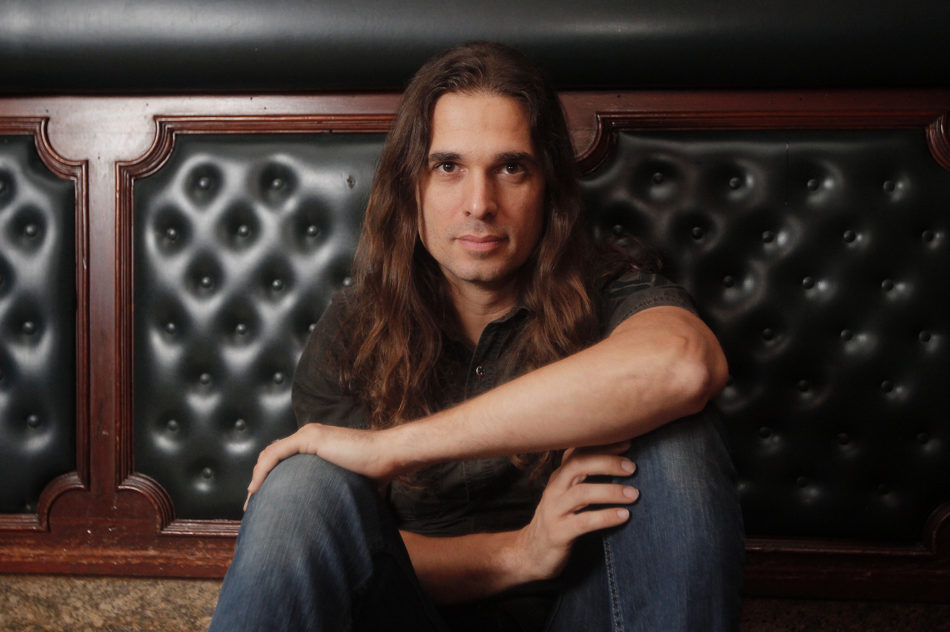 Com uma filha pequena em casa e tendo de conciliar as duas bandas -- pelo menos até o fim da nova turnê do Angra--, Kiko Loureiro prevê um horizonte de muito trabalho para os próximos anos - Reinaldo Canato/UOL