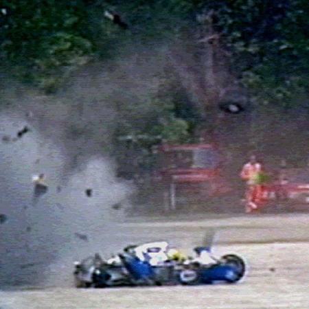 o piloto Ayrton Senna, da equipe Williams, bate seu carro na curva Tamburello causando sua morte, durante o GP de San Marino, em Ímola (Itália)