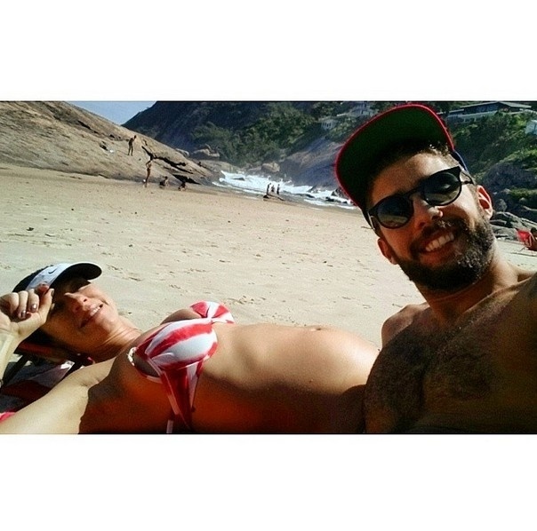 08.abr.2015 - Pedro Scooby e Luana Piovani postam foto na praia