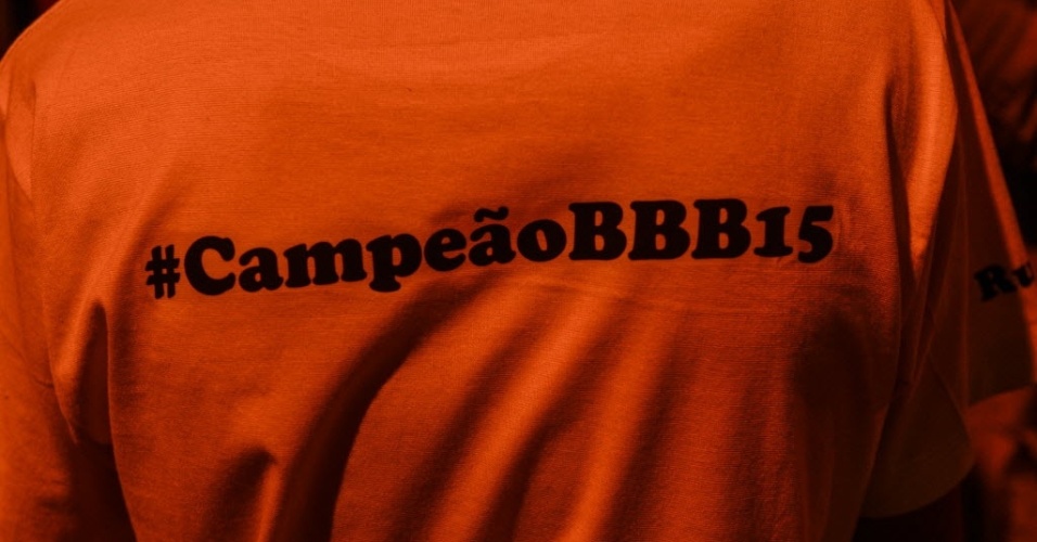 7.abr.2015 - Fã de Cézar usa camiseta com #campeãoBBB15