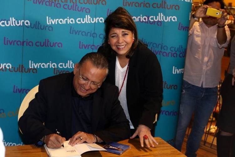 7.abr.2015 - Galvão Bueno autografa seu livro autobiográfico, "Fala, Galvão", para Roberta Miranda em uma livraria na Avenida Paulista, no centro de São Paulo