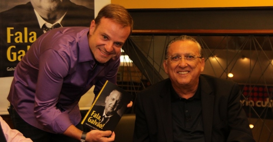 7.abr.2015 - Galvão Bueno autografa seu livro autobiográfico, "Fala, Galvão", para Rubinho Barrichello em uma livraria na Avenida Paulista, no centro de São Paulo