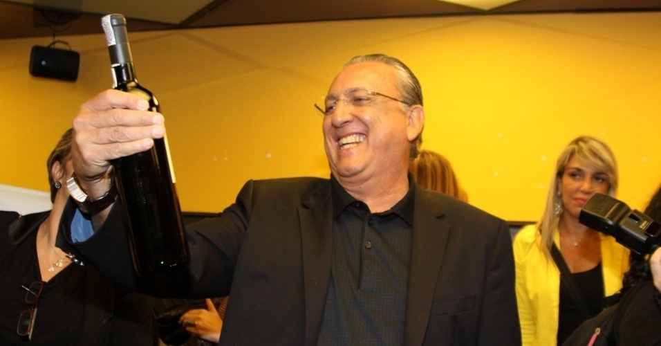 7.abr.2015 - Galvão Bueno ganha uma garrafa de vinho no lançamento de seu livro autobiográfico, "Fala, Galvão", em uma livraria na Avenida Paulista, no centro de São Paulo