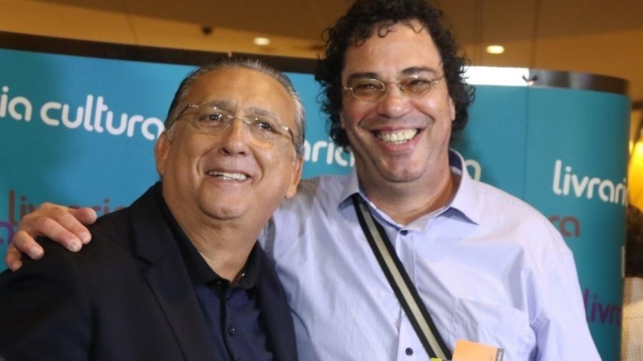 O comentarista esportivo Casagrande cumprimenta Galvão Bueno no lançamento do livro autobiográfico, "Fala, Galvão" - Thiago Duran e Paduardo/AgNews
