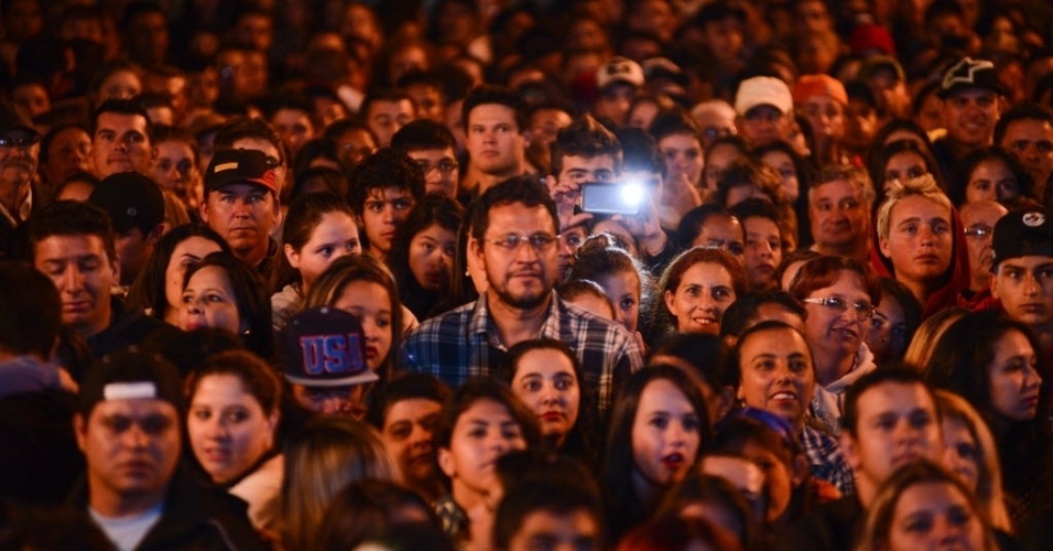 7.abr.2015 - População de Guarapuava acompanha final do "BBB15" na Praça 9 de Dezembro, no centro da cidade