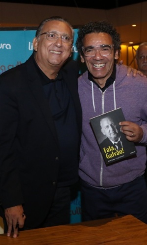 7.abr.2015 - Simoninha abraça Galvão Bueno no lançamento do livro autobiográfico, "Fala, Galvão", na Avenida Paulista, no centro de São Paulo