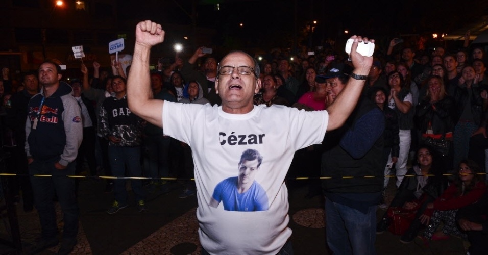 7.abr.2015 - Walter Feo, amigo de Cézar, comemora a vitória do paranaense no "BBB15"