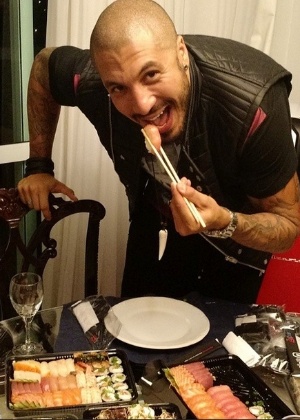 Fernando posta foto comendo sushi em festa com amigos no Rio de Janeiro logo depois de sair da casa do "BBB15"