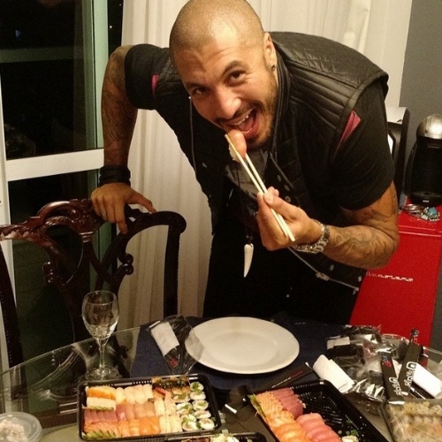 8.abr.2015 - Fernando posta foto comendo sushi em festa com amigos no Rio de Janeiro