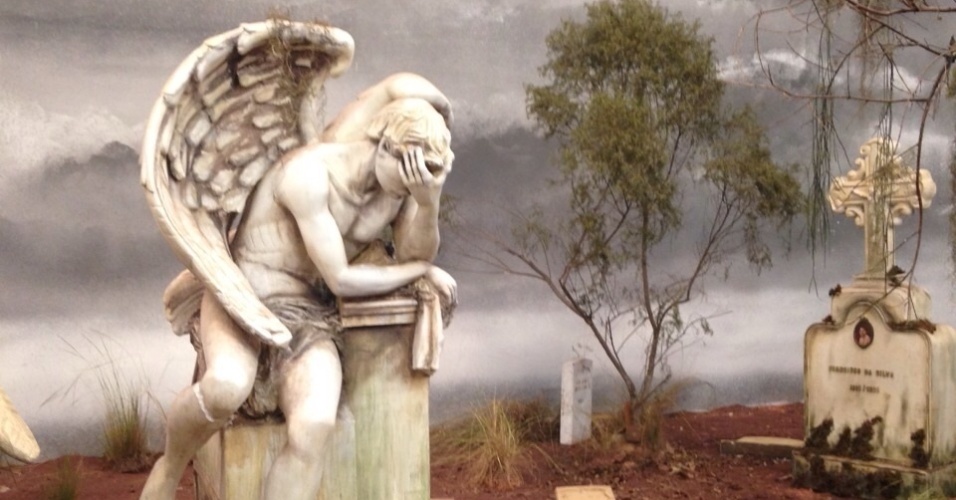 8.abr.2015 - Um cemitério faz parte do cenário da série "Amorteamo", que foi lançada nesta quarta-feira (8) com uma coletiva para a imprensa