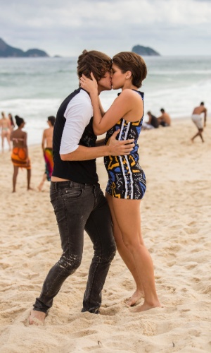 9.abr.2015 - Depois de reatar, o casal perina, formado por Karina (Isabella Santoni) e Pedro (Rafael Vitti), troca beijos na praia em "Malhação"
