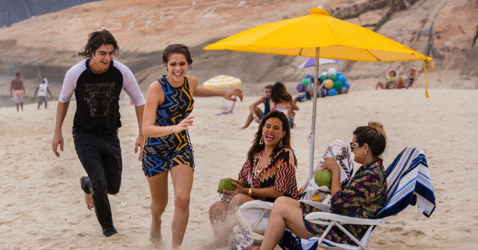 9.abr.2015 - Depois de reatarem, Karina (Isabella Santoni) e Pedro (Rafael Vitti) correm na praia e dão banho de areia na socialite Narcisa Tamborindeguy em "Malhação"