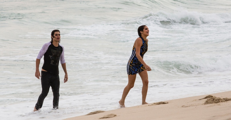 9.abr.2015 - Depois de reatarem, Karina (Isabella Santoni) e Pedro (Rafael Vitti) entram no mar de roupas e se divertem em "Malhação"