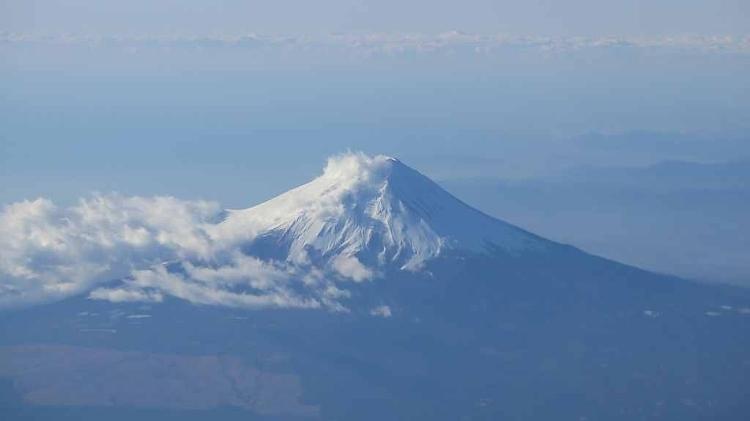 O monte Fuji, um dos símbolos do Japão, visto da janela de uma aeronave