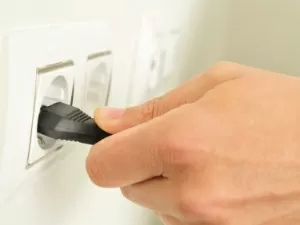 Carregador, micro-ondas: tirar da tomada ajuda a economizar energia?