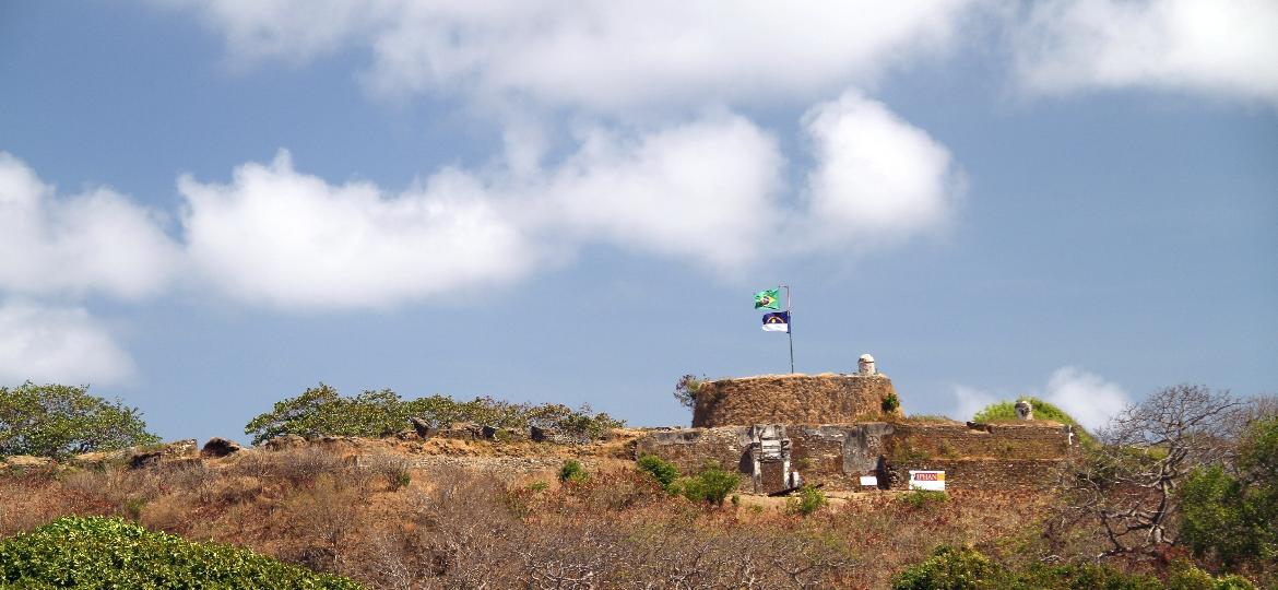 Vista do forte de Fernando de Noronha, um dos destaques da trilha histórica, na Vila dos Remédios   - Eduardo Vessoni/UOL