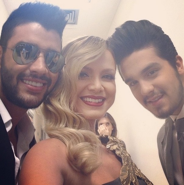 09.abr.2015 - Eliana posa com Gusttavo Lima e Luan Santana nos bastidores do Troféu Imprensa. "Os lindos", escreveu a apresentadora na legenda