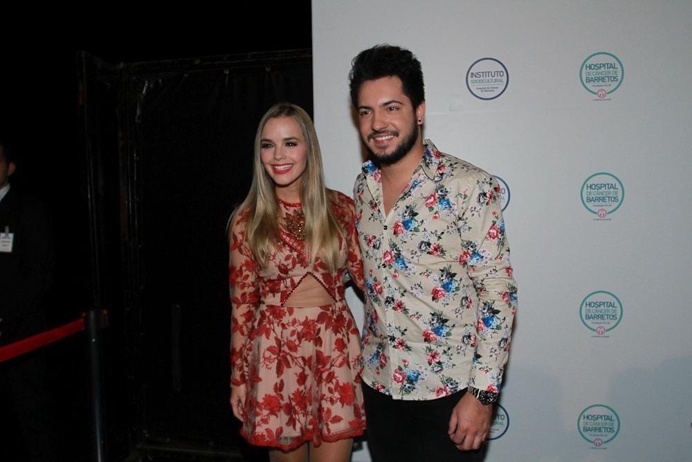 8.abr.2015 - Thaeme e Thiago chegam ao Espaço das Américas, na zona oeste de São Paulo, nesta quarta-feira, para a gravação do CD e DVD que comemora os 15 anos do projeto Direito de Viver, em prol do Hospital do Câncer de Barretos - Cláudio Augusto/Photo Rio News