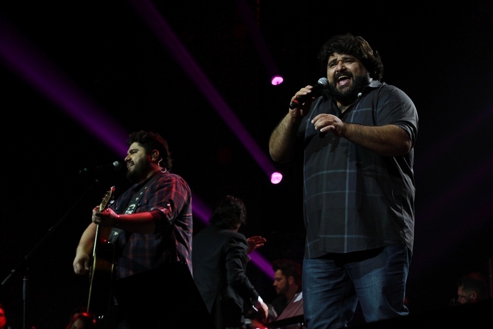 8.abr.2015 - César Menotti e Fabiano cantam na gravação do CD e DVD que comemora os 15 anos do projeto Direito de Viver, em prol do Hospital do Câncer de Barretos, no Espaço das Américas, na zona oeste de São Paulo, nesta quarta-feira - Cláudio Augusto/Photo Rio News