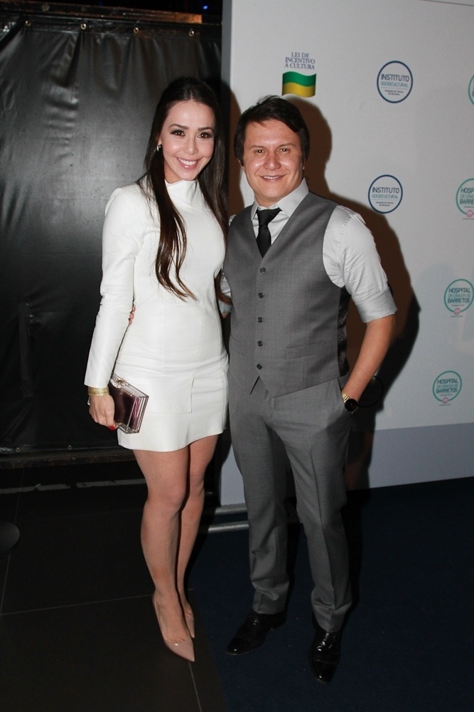 8.abr.2015 - Giovanni chega com a mulher, Ana Carolina Morais, à gravação do CD e DVD que comemora os 15 anos do projeto Direito de Viver, em prol do Hospital do Câncer de Barretos, no Espaço das Américas, na zona oeste de São Paulo, nesta quarta-feira - Cláudio Augusto/Photo Rio News