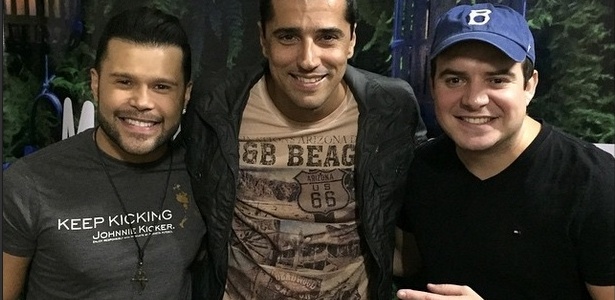 Alberto Caubói continua como cantor sertanejo e sempre posa ao lado de amigos, como a dupla Marcos e Belutti