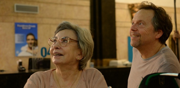 O diretor geral Fernando Meirelles com Yolanda (Beatriz Segall) na série "Os Experientes"