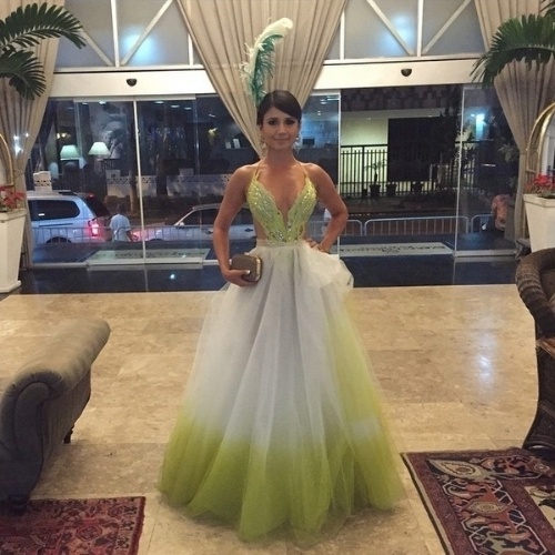 Paula Fernandes posa com um vestido verde armado para o Baile de Gala do Copacabana Palace: "Parece casca de limão. Você é rica, pague um estilista bom", escreveu uma internauta no Instagram