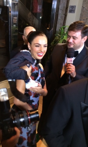 10.abr.2015 - A atriz Isis Valverde é entrevistada na chegada ao baile da amfAR em São Paulo